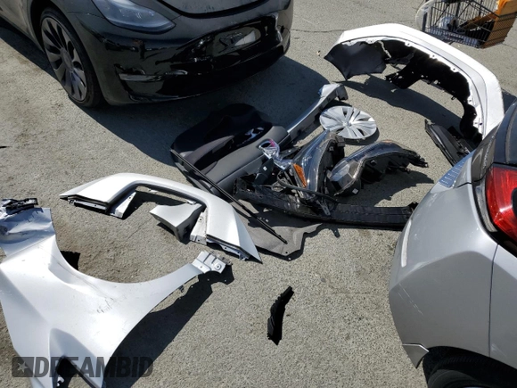 2019 Nissan LEAF SV z VIN 1N4AZ1CP1KC305958, wystawiony jako Copart lot #60573005 z przebiegiem 18 243 mil mil oraz Szkoda całkowita • Salvage title. Historia ofert i sprzedaży dostępna na DreamBid. Obrazek 12.