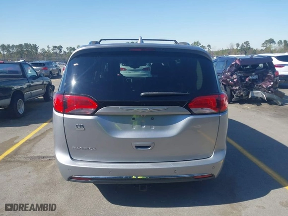 2018 Chrysler Pacifica Touring L with VIN 2C4RC1BG5JR110290, listed as a IAAI auction lot 41855005 with 70,390 mi miles. Bid and sale history available at carsss.com. Image 16.