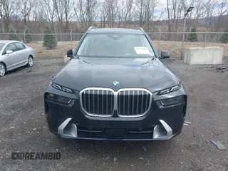 2025 BMW X7 xDrive40i z VIN 5UX23EM01S9Y67220, wystawiony jako IAAI lot #41722504 z przebiegiem 7 522 mil mil oraz . Historia ofert i sprzedaży dostępna na DreamBid. Obrazek 12.