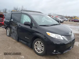 2017 Toyota Sienna XLE Auto Access Seat with VIN 5TDYZ3DC6HS826682, listed as a IAAI auction lot 41932138 with 33,827 mi miles. Bid and sale history available at carsss.com. Image 1.