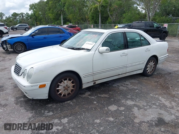 2000 Mercedes-Benz E-Class with VIN WDBJF65JXYB045761, listed as a IAAI auction lot 41952097 with 1 mi miles. Bid and sale history available at carsss.com. Image 18.