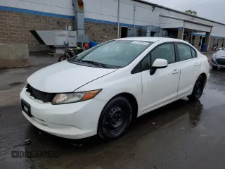 2012 Honda Civic LX z VIN 2HGFB2F55CH333590, wystawiony jako Copart lot #57148165 z przebiegiem 310 107 mil mil oraz Szkody całkowita. Historia ofert i sprzedaży dostępna na DreamBid. Obrazek 1.