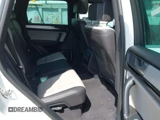 2017 Volkswagen Touareg Wolfsburg Edition z VIN WVGRF7BP8HD005505, wystawiony jako IAAI lot #42120317 z przebiegiem 143 724 mil mil oraz . Historia ofert i sprzedaży dostępna na DreamBid. Obrazek 8.