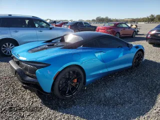 2023 McLaren Artura z VIN SBM16AEA2PW001739, wystawiony jako Copart lot #81910384 z przebiegiem 3871 mil mil oraz Szkody całkowita. Historia ofert i sprzedaży dostępna na DreamBid. Obrazek 3.