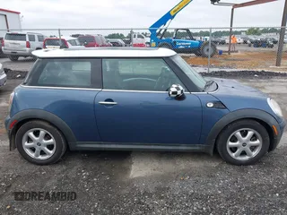 2010 MINI Hardtop z VIN WMWMF3C5XATZ26122, wystawiony jako IAAI lot #42377547 z przebiegiem 198 506 mil mil oraz . Historia ofert i sprzedaży dostępna na DreamBid. Obrazek 14.