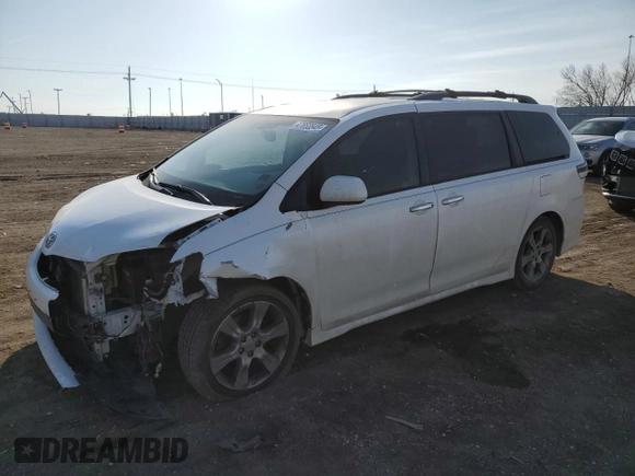 2013 Toyota Sienna SE z VIN 5TDXK3DC1DS353803, wystawiony jako Copart lot #47653545 z przebiegiem 139 032 mil mil oraz Szkoda całkowita • Salvage title. Historia ofert i sprzedaży dostępna na DreamBid. Obrazek 1.