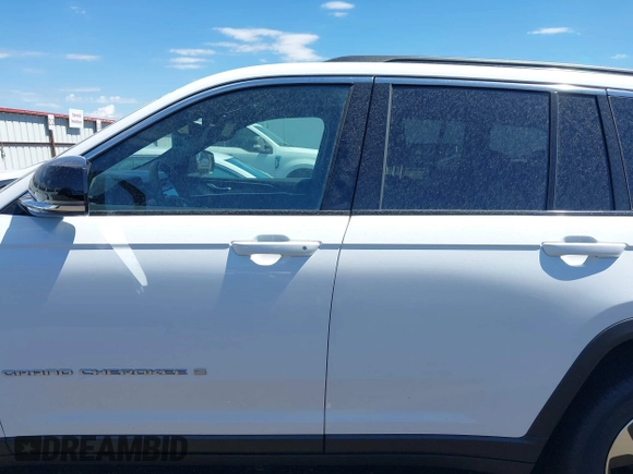 2024 Jeep Grand Cherokee с VIN 1C4RJYB6XRC135521, выставлен на аукционе IAAI как лот 42853749 с пробегом 27 428 миль миль и . История ставок и продаж доступна на DreamBid. Изображение 14.