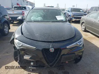 2018 Alfa Romeo Stelvio Sport z VIN ZASFAKPN0J7B71013, wystawiony jako IAAI lot #41938050 z przebiegiem Nie podano mil oraz . Historia ofert i sprzedaży dostępna na DreamBid. Obrazek 12.