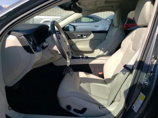 2020 Volvo V60 z VIN YV4102WK7L1038975, wystawiony jako Copart lot #65404633 z przebiegiem 27 633 mil mil oraz . Historia ofert i sprzedaży dostępna na DreamBid. Obrazek 7.