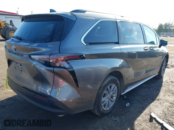 2024 Toyota Sienna XLE with VIN 5TDYRKEC3RS218404, listed as a IAAI auction lot 41837804 with 7,795 mi miles. Bid and sale history available at carsss.com. Image 4.