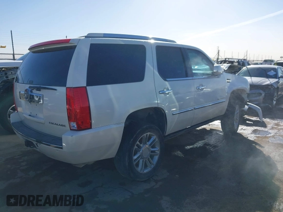 2008 Cadillac Escalade with VIN 1GYEC63868R231682, listed as a IAAI auction lot 41192659 with 194,604 mi miles. Bid and sale history available at carsss.com. Image 4.