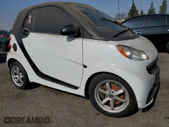 2014 Smart fortwo Pure z VIN WMEEJ3BA3EK780633, wystawiony jako Copart lot #54009185 z przebiegiem 104 688 mil mil oraz Tytuł czysty. Historia ofert i sprzedaży dostępna na DreamBid. Obrazek 4.