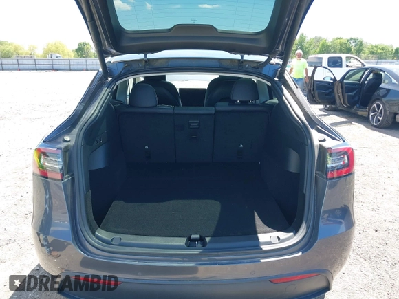 2022 Tesla Model Y Long Range with VIN 7SAYGDEE7NF426404, listed as a IAAI auction lot 42040490 with 39,635 mi miles and . Bid and sale history available at carsss.com. Image 19.