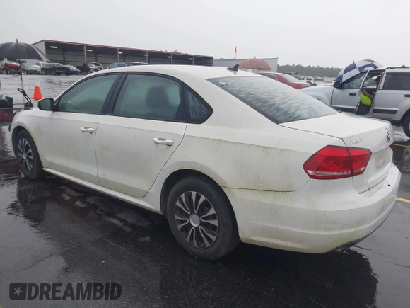 2014 Volkswagen Passat S z VIN 1VWAP7A39EC024253, wystawiony jako IAAI lot #42400664 z przebiegiem 151 628 mil mil oraz . Historia ofert i sprzedaży dostępna na DreamBid. Obrazek 3.
