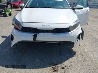 2024 Kia Forte LX z VIN 3KPF24AD6RE786274, wystawiony jako IAAI lot #42108741 z przebiegiem 5 923 mil mil oraz . Historia ofert i sprzedaży dostępna na DreamBid. Obrazek 6.