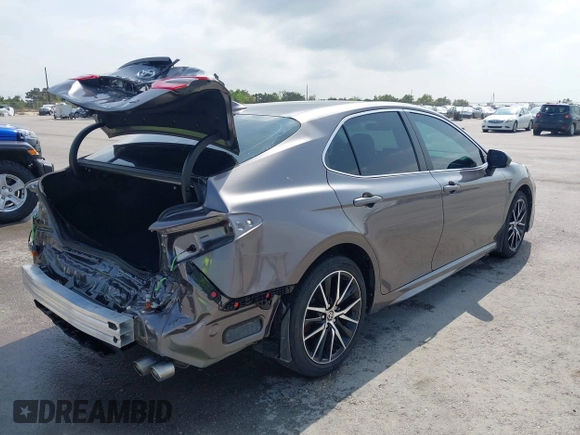 2021 Toyota Camry SE Nightshade with VIN 4T1G11AK3MU457011, listed as a IAAI auction lot 41952841 with 33,032 mi miles. Bid and sale history available at carsss.com. Image 4.