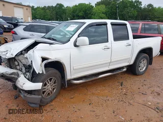 2011 Chevrolet Colorado 1LT z VIN 1GCHTCFE2B8127044, wystawiony jako IAAI lot #42245471 z przebiegiem 224 115 mil mil oraz . Historia ofert i sprzedaży dostępna na DreamBid. Obrazek 2.