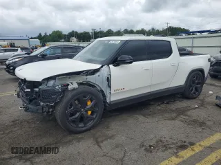 2022 Rivian R1T Adventure z VIN 7FCTGAAA3NN015635, wystawiony jako Copart lot #62676854 z przebiegiem 10 608 mil mil oraz Szkody całkowita. Historia ofert i sprzedaży dostępna na DreamBid. Obrazek 1.
