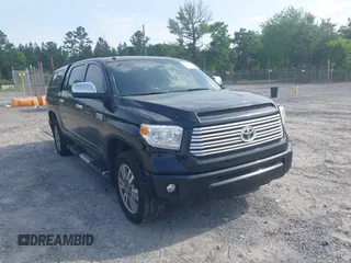 2017 Toyota Tundra Platinum z VIN 5TFAW5F17HX637969, wystawiony jako IAAI lot #42275709 z przebiegiem 122 451 mil mil oraz . Historia ofert i sprzedaży dostępna na DreamBid. Obrazek 1.