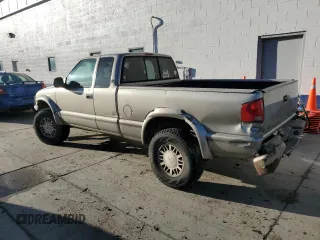 1998 GMC Sonoma SLS w/1SJ Pkg with VIN 1GTCT19W8W8532706, listed as a Copart auction lot 86663874 with 185,800 mi miles and Salvage Title. Bid and sale history available at carsss.com. Image 2.