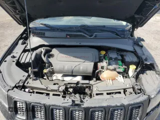 2018 Jeep Compass Sport z VIN 3C4NJCAB5JT411256, wystawiony jako Copart lot #59189885 z przebiegiem 110 634 mil mil oraz Szkoda całkowita • Salvage title. Historia ofert i sprzedaży dostępna na DreamBid. Obrazek 12.