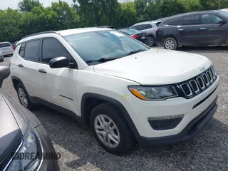 2018 Jeep Compass Sport z VIN 3C4NJCAB0JT124679, wystawiony jako IAAI lot #42720262 z przebiegiem 119 267 mil mil oraz . Historia ofert i sprzedaży dostępna na DreamBid. Obrazek 1.