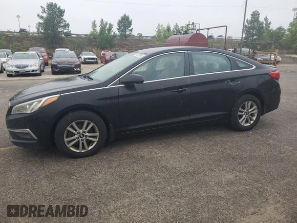 2015 Hyundai Sonata SE z VIN 5NPE24AF2FH141643, wystawiony jako Copart lot #57027995 z przebiegiem 149 648 mil mil oraz Czysty tytuł • Clean title. Historia ofert i sprzedaży dostępna na DreamBid. Obrazek 1.