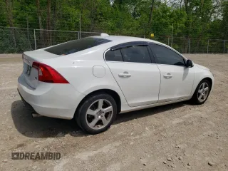 2013 Volvo S60 T5 Premier z VIN YV1612FS6D2204799, wystawiony jako Copart lot #57465945 z przebiegiem 122 604 mil mil oraz Czysty tytuł • Clean title. Historia ofert i sprzedaży dostępna na DreamBid. Obrazek 3.