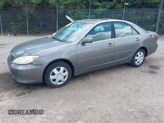 2005 Toyota Camry LE z VIN 4T1BE30K25U605811, wystawiony jako IAAI lot #42309112 z przebiegiem 153 914 mil mil oraz . Historia ofert i sprzedaży dostępna na DreamBid. Obrazek 2.