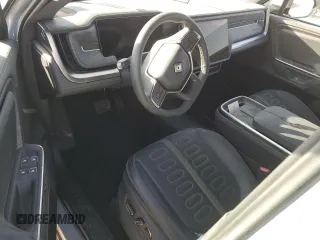 2025 Rivian R1S Adventure z VIN 7PDSGBBA5SN045424, wystawiony jako Copart lot #49675655 z przebiegiem Nie podano mil oraz Szkoda całkowita • Salvage title. Historia ofert i sprzedaży dostępna na DreamBid. Obrazek 8.