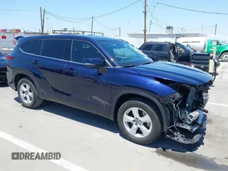 2022 Toyota Highlander LE z VIN 5TDZZRAH2NS550598, wystawiony jako IAAI lot #42317212 z przebiegiem 42 102 mil mil oraz . Historia ofert i sprzedaży dostępna na DreamBid. Obrazek 1.