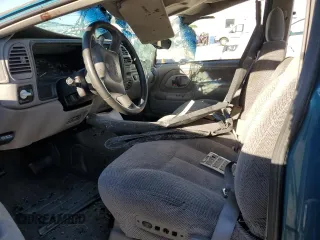 1998 GMC Sierra 2500 z VIN 1GTGK29RXWE507912, wystawiony jako Copart lot #67655674 z przebiegiem 165 538 mil mil oraz Szkody całkowita. Historia ofert i sprzedaży dostępna na DreamBid. Obrazek 7.
