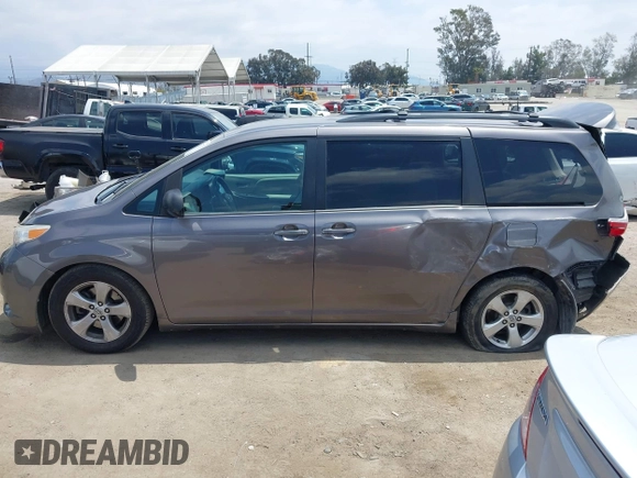 2015 Toyota Sienna LE AAS с VIN 5TDKK3DC8FS594979, выставлен на аукционе IAAI как лот 42137215 с пробегом 122 525 миль миль и . История ставок и продаж доступна на DreamBid. Изображение 13.