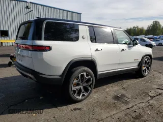 2024 Rivian R1S Adventure z VIN 7PDSGABAXRN035766, wystawiony jako Copart lot #77481034 z przebiegiem 6 590 mil mil oraz Szkoda całkowita • Salvage title. Historia ofert i sprzedaży dostępna na DreamBid. Obrazek 3.