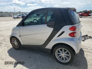 2009 Smart fortwo Pure z VIN WMEEJ31X69K280705, wystawiony jako Copart lot #73877374 z przebiegiem Nie podano mil oraz Nie do naprawy • Non repairable. Historia ofert i sprzedaży dostępna na DreamBid. Obrazek 2.