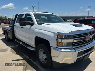 2017 Chevrolet Silverado 3500HD Work Truck z VIN 1GB4KYCY1HF168531, wystawiony jako Copart lot #60353525 z przebiegiem 272 126 mil mil oraz Czysty tytuł • Clean title. Historia ofert i sprzedaży dostępna na DreamBid. Obrazek 1.