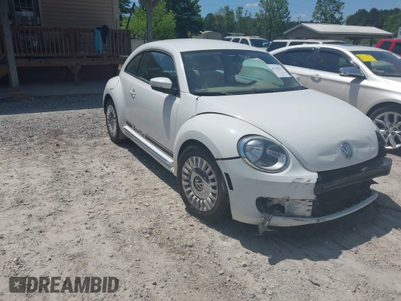 2013 Volkswagen Beetle 2.5L w/Sun с VIN 3VWJP7AT2DM659280, выставлен на аукционе IAAI как лот 42165515 с пробегом Не указан миль и . История ставок и продаж доступна на DreamBid. Изображение 1.