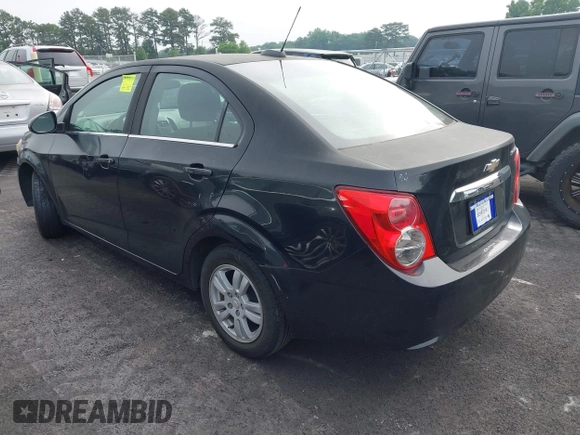 2015 Chevrolet Sonic LT z VIN 1G1JC5SHXF4131748, wystawiony jako IAAI lot #42229755 z przebiegiem 227 505 mil mil oraz . Historia ofert i sprzedaży dostępna na DreamBid. Obrazek 3.