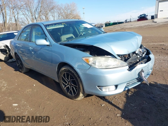 2006 Toyota Camry LE z VIN 4T1BF30K46U621829, wystawiony jako IAAI lot #41068239 z przebiegiem 96 942 mil mil oraz . Historia ofert i sprzedaży dostępna na DreamBid. Obrazek 1.
