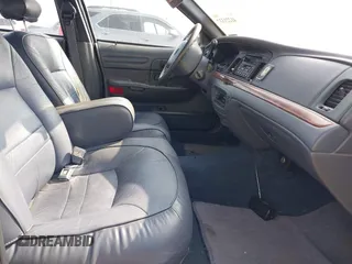 2000 Ford Crown Victoria LX z VIN 2FAFP74W4YX188831, wystawiony jako IAAI lot #41221337 z przebiegiem 169 380 mil mil oraz . Historia ofert i sprzedaży dostępna na DreamBid. Obrazek 5.