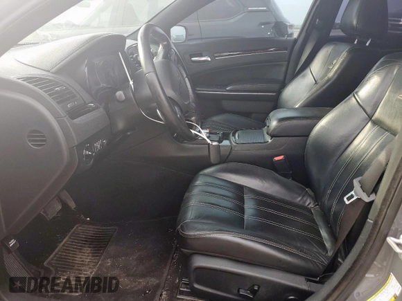 2019 Chrysler 300 S z VIN 2C3CCABG3KH516666, wystawiony jako Copart lot #56636845 z przebiegiem 150 570 mil mil oraz Szkoda całkowita • Salvage title. Historia ofert i sprzedaży dostępna na DreamBid. Obrazek 7.