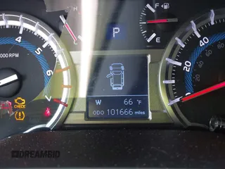2018 Toyota 4Runner SR5 z VIN JTEBU5JR6J5603977, wystawiony jako IAAI lot #42081399 z przebiegiem 101 666 mil mil oraz . Historia ofert i sprzedaży dostępna na DreamBid. Obrazek 16.