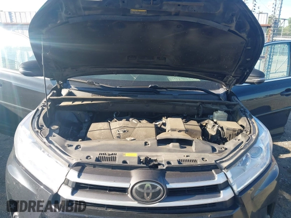2018 Toyota Highlander SE with VIN 5TDKZRFH1JS529875, listed as a IAAI auction lot 42181502 with 182,652 mi miles and . Bid and sale history available at DreamBid. Image 10.