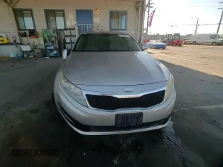 2013 Kia Optima LX z VIN 5XXGM4A74DG156035, wystawiony jako Copart lot #59358245 z przebiegiem 136 540 mil mil oraz Szkoda całkowita • Salvage title. Historia ofert i sprzedaży dostępna na DreamBid. Obrazek 13.