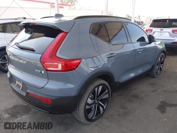 2023 Volvo XC40 Ultimate Dark Theme z VIN YV4L12UX9P2952245, wystawiony jako IAAI lot #42205666 z przebiegiem 19 952 mil mil oraz . Historia ofert i sprzedaży dostępna na DreamBid. Obrazek 4.