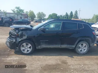 2022 Jeep Compass Latitude z VIN 3C4NJDBB0NT216921, wystawiony jako IAAI lot #42473934 z przebiegiem 41 169 mil mil oraz . Historia ofert i sprzedaży dostępna na DreamBid. Obrazek 14.