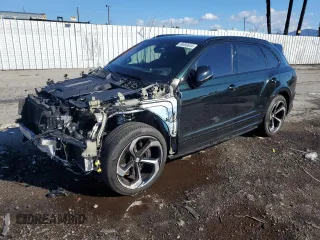 2022 Bentley Bentayga V8 z VIN SJAAM2ZV6NC016276, wystawiony jako Copart lot #39583644 z przebiegiem 5412 mil mil oraz . Historia ofert i sprzedaży dostępna na DreamBid. Obrazek 1.