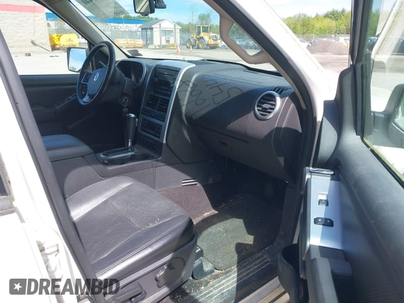 2007 Mercury Mountaineer Premier z VIN 4M2EU48877UJ02100, wystawiony jako IAAI lot #42285440 z przebiegiem 159 470 mil mil oraz . Historia ofert i sprzedaży dostępna na DreamBid. Obrazek 5.