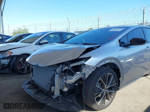 2024 Toyota Prius LE z VIN JTDACAAU0R3034244, wystawiony jako IAAI lot #42312682 z przebiegiem 4 102 mil mil oraz . Historia ofert i sprzedaży dostępna na DreamBid. Obrazek 6.