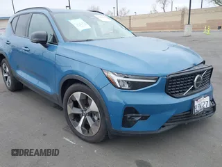 2024 Volvo XC40 Plus Dark Theme с VIN YV4L12UL2R2206994, выставлен на аукционе IAAI как лот 41681698 с пробегом 5 873 миль миль и . История ставок и продаж доступна на DreamBid. Изображение 1.